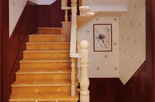 山丹中式别墅室内汉白玉石楼梯的定制安装装饰效果